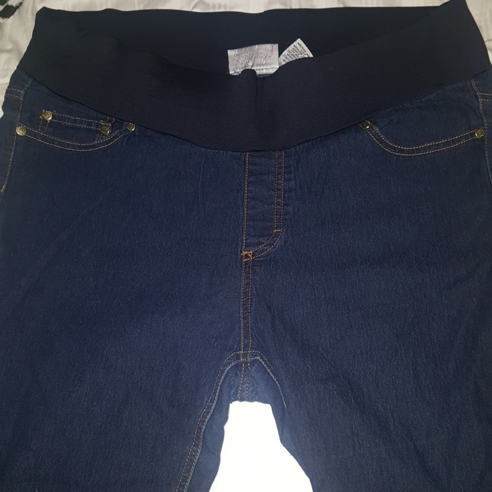 Rumor has it Maternity Capri Pants Large